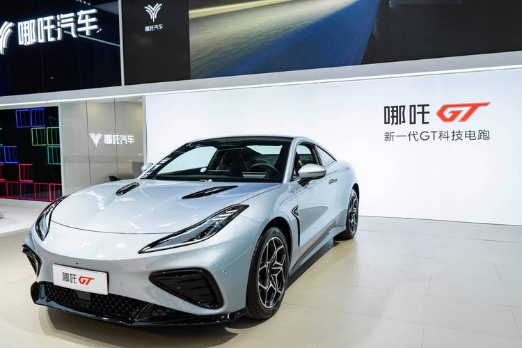 广州333哪吒汽车在智能汽车领域的表现，领途汽车在新能源汽车市场中的影响力